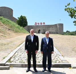 Президент Ильхам Алиев и председатель Халк Маслахаты Туркменистана посмотрели расстрелянные памятники Натаван, Бюльбюлю и Узеиру Гаджибейли в Шуше