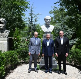 Президент Ильхам Алиев и председатель Халк Маслахаты Туркменистана посетили дом-музей Бюльбюля в Шуше