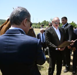 На Джыдыр дюзю Гурбангулы Бердымухамедову преподнесен в дар карабахский скакун по кличке «Достлуг»