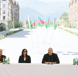 Президент Ильхам Алиев встретился с жителями города Кяльбаджар, вручил им ключи от квартир