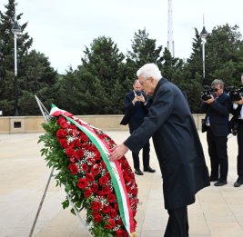 
Президент Италии почтил в Баку память шехидов