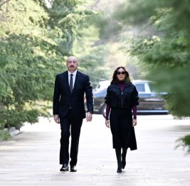 Президент Ильхам Алиев и первая леди Мехрибан Алиева посетили могилу Общенационального лидера Гейдара Алиева