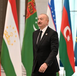 Президент Ильхам Алиев прибыл в Конгресс-центр в Ташкенте