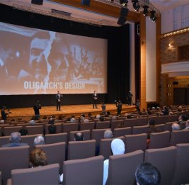 Маска благочестия падает