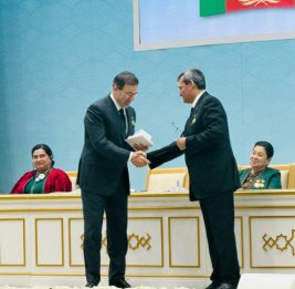 Президент Туркменистана Сердар Бердымухамедов наградил посла Азербайджана
