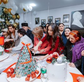 В учреждении социального обслуживания для пожилых людей было устроено новогоднее застолье