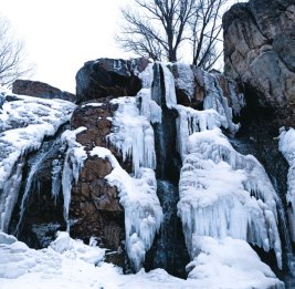 Замерзший водопад &laquo;Шыр-Шыра&raquo; создал завораживающее зрелище