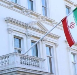 В Лондоне демонстранты вновь сорвали флаг с посольства Ирана