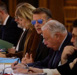 Макрон пришел на совещание в Елисейском дворце в солнцезащитных очках