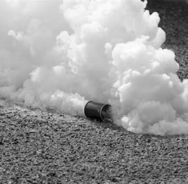 СМИ: в Париже полицейских госпитализировали из-за дымовой гранаты