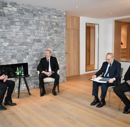 Президент Ильхам Алиев встретился в Давосе со старшим вице-президентом компании Vestas Wind Systems по маркетингу, коммуникациям, устойчивости и связям с общественностью