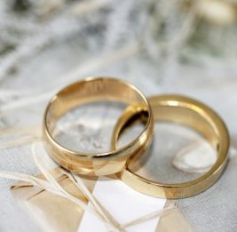 В Польше в документах о браке мужа и жену заменят на "супруг №1" и "супруг №2"