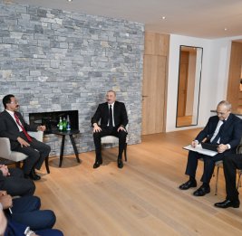 Президент Ильхам Алиев встретился в Давосе с председателем и исполнительным директором группы компаний DP World