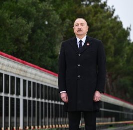 Президент Ильхам Алиев поделился в своих аккаунтах в социальных сетях видеороликом о посещении Шехидляр хиябаны
