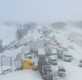 В США из-за снегопада на трассе столкнулись более 100 автомобилей