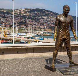 В Португалии подожгли статую Роналду