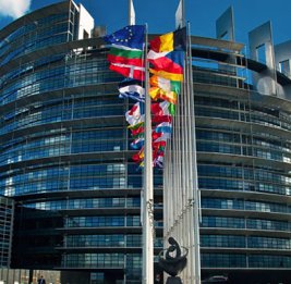 Европарламент нажал на паузу в торговых отношениях с США