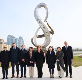 Франсина Арменголь Сосиас посетила памятник Победы и Музей Победы в Баку