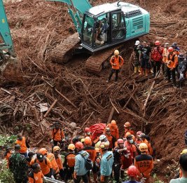 В результате оползня в Индонезии погибли семь человек, свыше 80 пропали без вести