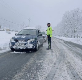 Дорожная полиция Азербайджана предупредила водителей о риске гололеда