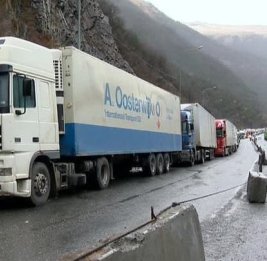 Временно запрещено движение большегрузов по части Транскавказской магистрали