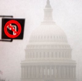 В Вашингтоне из-за снежной бури жители сметают с полок свежие продукты