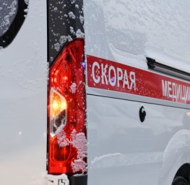 На Камчатке подросток оказался в больнице после обрушения льда с крыши ТЦ