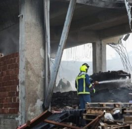 В Греции пять человек пропали без вести из-за пожара на предприятии