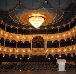 В государственных театрах Азербайджана упразднена должность главного режиссера и не только