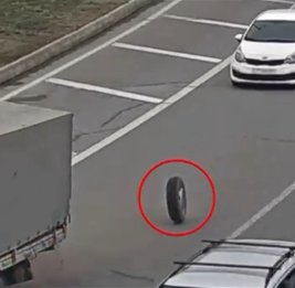 В центре Баку у грузовика на ходу отлетели колеса