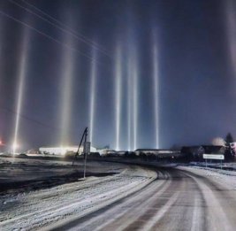 Mash: сразу над 8 регионами России заметили световые столбы