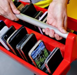 В школах Швеции введут запрет на мобильные телефоны