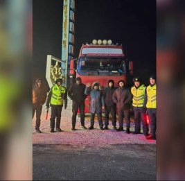 Казахстанские полицейские помогли азербайджанским водителям в 32-градусный мороз