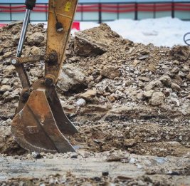 В Оренбурге из-за обвала грунта пострадали два человека