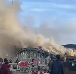 Из-за крупного пожара в северной части Лондона наблюдаются перебои в движении поездов