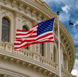 Правительство США частично приостановило работу до одобрения финансирования