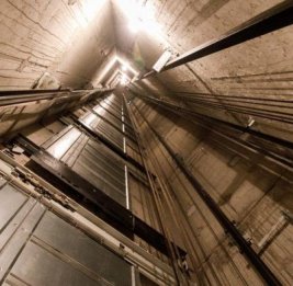 Лифт с девушкой сорвался с высоты восьмого этажа в Казахстане