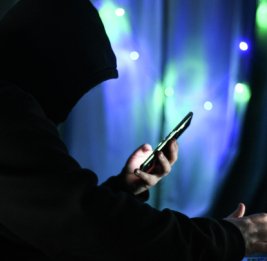 Мошенники "обменяли" пенсионерке 29,9 млн рублей на билеты "банка приколов"