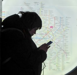 Россиян не пустят в метро при отказе показать свой телефон
