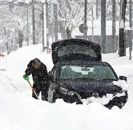 В Японии в результате последствий сильных снегопадов погибли 35 человек