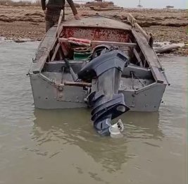 Сотрудники МЧС эвакуировали рыбаков с неисправной лодки в Каспийском море