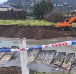 Оползень в Астаре привел к частичному разрушению дороги