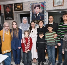 Лейла Алиева и Алена Алиева посетили Гянджинский мемориальный комплекс и семью Национального героя Натигa Гасымова