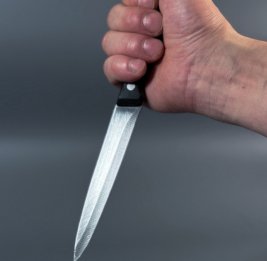 В больнице Омска мужчина с ножом угрожал полицейскому