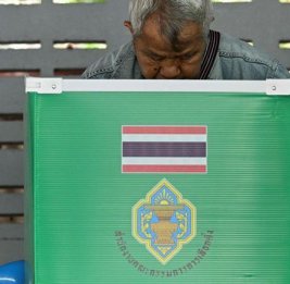 В Таиланде проходят досрочные парламентские выборы и референдум