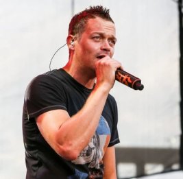 Умер солист и сооснователь 3 Doors Down Брэд Арнольд