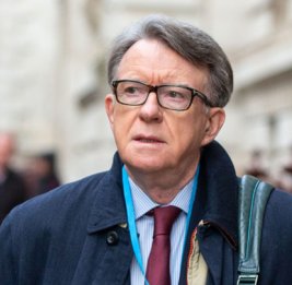 Экс-посла Британии обяжут вернуть компенсацию из-за связей с Эпштейном