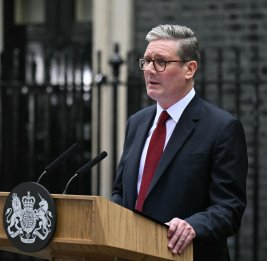 Стармер заручился поддержкой кабмина и не собирается уходить в отставку