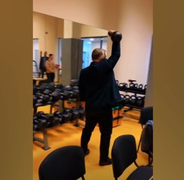 Орбан позанимался с гирей в зале в деловом костюме и заявил о "готовности" к бою