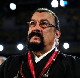 Стивен Сигал продает особняк на Рублево-Успенском шоссе